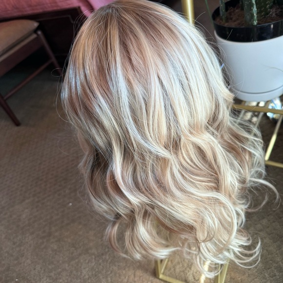 NWT Chelsey Smith Cosmetics Crowns - Petite Chelsey Blonde! So striking! - Picture 6 of 6